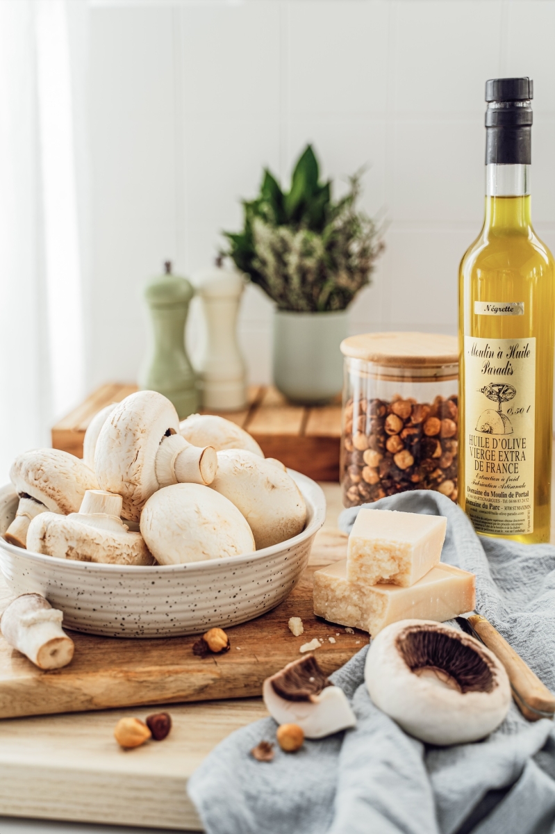 Champignons farcis au parmesan, noisettes & Huile de Négrette